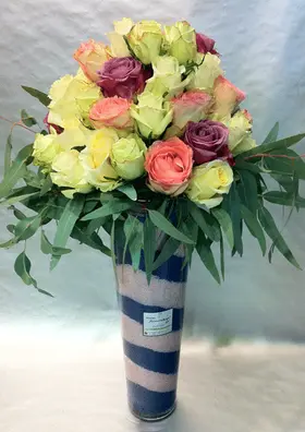 Ανθοπωλεία flowershop.gr Τριαντάφυλλα (40) τεμ.Εκουαδόρ Α' ποιότητος + Βάζο + Διακόσμηση με χρωματιστή άμμο!!!
