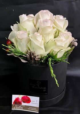 Ανθοπωλείο. (15) τριαντάφυλλα σε "Πολυτελές" κουτί 20εκ. χ 20εκ.