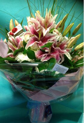 Pink or white lilies oriental bouquet