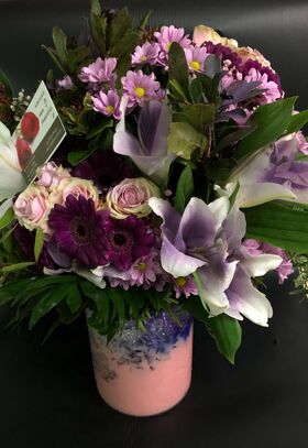 Μοβ λουλούδια & τριαντάφυλλα σε γυάλινο με διακοσμητικό ζελέ. Ανθοπωλείο στη Νέα Σμύρνη.