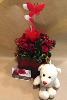 (9) κόκκινα τριαντάφυλλα σε γυάλινο σκεύος με aqualinos gel + μπαλόνι + αρκουδάκι