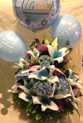 Basket with flowers in blue and white