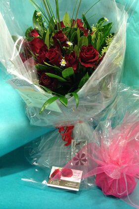 Red roses bouquet (21) stems + Chocolates (16) pieces!