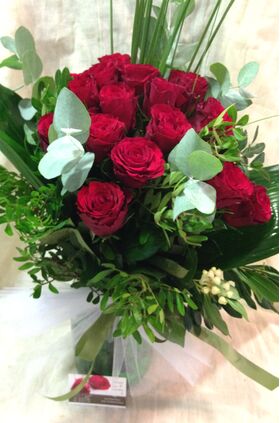 (31) κόκκινα τριαντάφυλλα Ολλανδικά μπουκέτο με πρασινάδες +  Βάζο.Σούπερ προσφορά.
