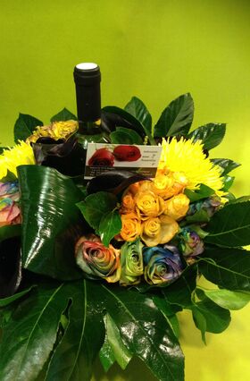 Κρασί και λουλούδια σε καλάθι