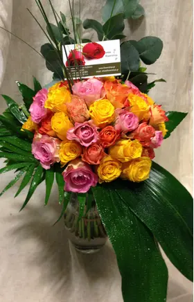 (50)+ Mixed colors roses bouquet with greens + Vase Only 50,00€