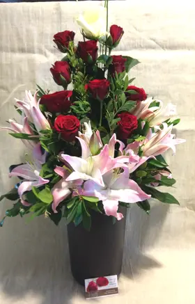 Arrangement of flowers Red & White in excellent ceramic  pot !!!