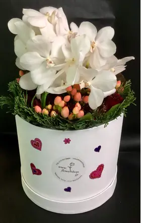 Roses in decorative  20 cm x 20 cm "White or Black  Hatbox". (15) heads.Exclusive.