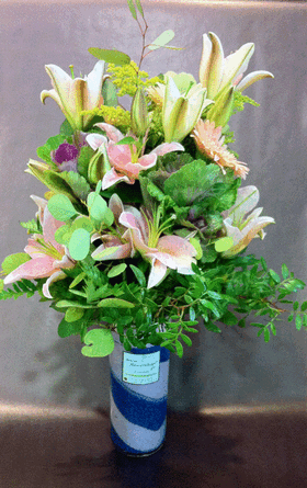 Μπουκέτο με άνθη εποχής σε  γυάλινο βάζο με στρώσεις χρωματιστής διακοσμητικής άμμου