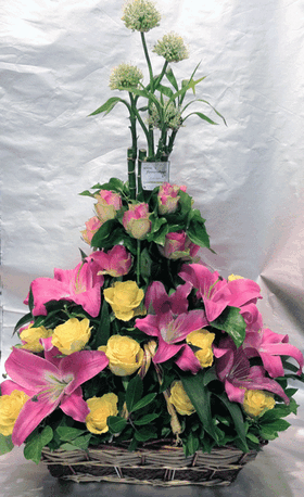 Σύνθεση σε μεγάλο καλάθι  με λουλούδια