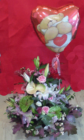 Basket arrangement with balloon