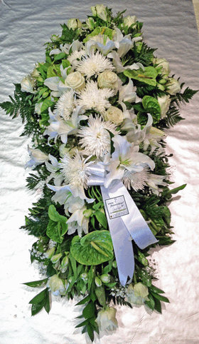 Grave flower arrangement white.Exclusive!