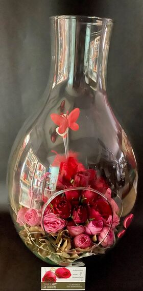 Σύνθεση Βαλεντίνου σε "Drop Vase" με εξτρα διακόσμηση Φωτάκια led & Μπαλόνι Ήλιον.