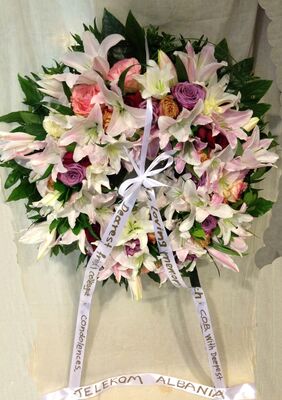 Ανθοπωλειο. Στεφάνι κηδείας .Σε βάση OASIS MOSS "standing".