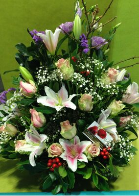 Ανθοπωλεία flowershop.gr Καλάθι με πολύχρωμα λουλούδια & πρασινάδες.