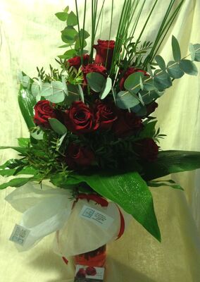 (21) red roses bouquet  A' quality Dutch gift wrapped with greens + VASE!!!
