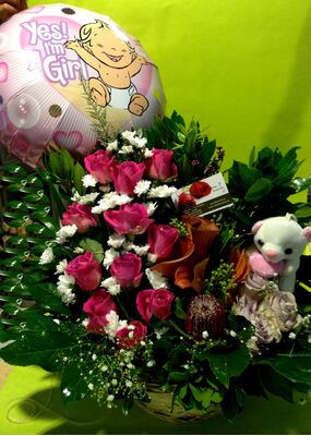 Σύνθεση σε ξύλινο μπαουλάκι ή καλάθι  για νεογέννητο.