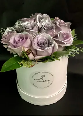 Roses in decorative  15 cm χ 15 cm  "Divine  Hatbox". (7) heads.