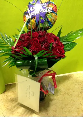 (50) red roses bouquet Extra Quality Dutch + vase + Happy Birthday Balloon !!!