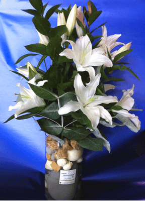 Pebbles "Oasis Moss" in glass vase with oriental lillies