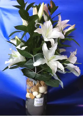 Pebbles "Oasis Moss" in glass vase with oriental lillies