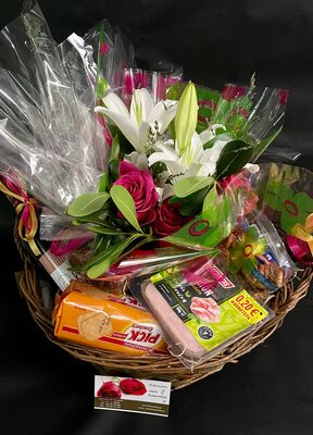 Gourmet basket Wine Chocolates Snacks Fruits Nuts Cheese Sausage !!!