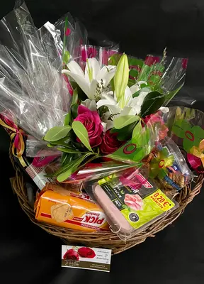 Gourmet basket Wine Chocolates Snacks Fruits Nuts Cheese Sausage !!!