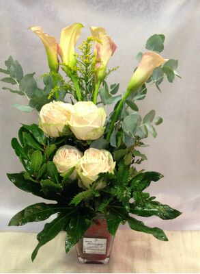 Βάζο με "βότσαλα" από Oasis Moss και καλοκαιρινά λουλούδια