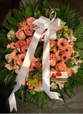 Condolences wreath on oasis moss base. (large size)