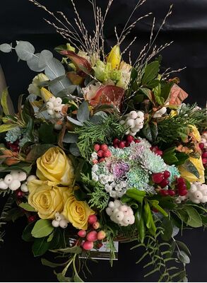 Φθινοπωρινή σύνθεση με λουλούδια & " pampas grass-cortaderia" σε μεγάλο καλάθι