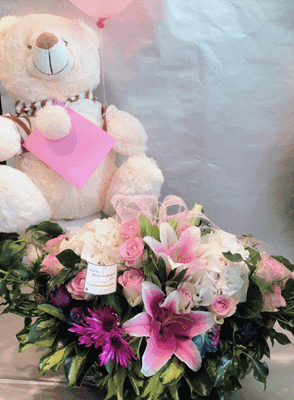 Καλάθι με "υπέροχα λουλούδια εποχής + μπαλόνι + αρκούδος για νεογέννητο.