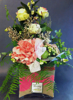 Σύνθεση με λουλούδια σε  γυάλινο βάζο κύβο  με στρώσεις χρωματιστής διακοσμητικής άμμου