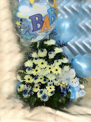 Καλάθι με άνθη σε μπλε και λευκά  χρώματα