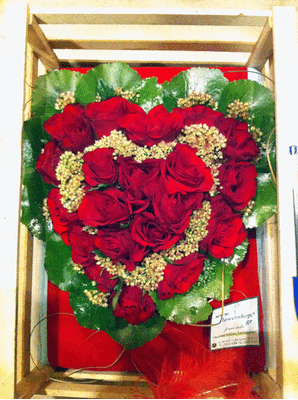 Valentine's heart with (20) red roses + Decoration