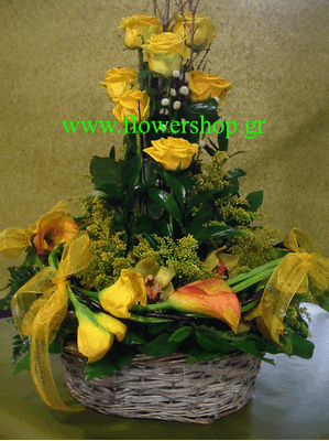 Σύνθεση σε καλάθι με κίτρινα λουλούδια εποχής