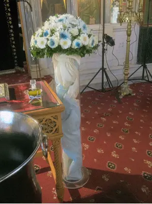 Διακόσμηση εκκλησίας με δίδυμες μπάλες