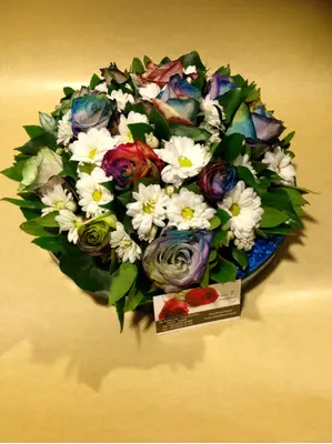 Arrangement in glass with "Rainbow" Roses"
