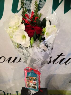 Λευκά & κόκκινα λουλούδια μπουκέτο.