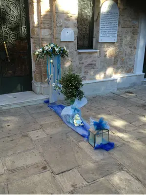 Διακόσμηση εκκλησίας με δίδυμες συνθέσεις από λουλούδια σε "Τόξο" + Ελιές Μπαλίτσες + Φανάρια