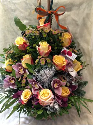 Ανθοπωλείο flowershop.gr Χειμώνας λουλούδια σε "Χιονισμένο" καλάθι.