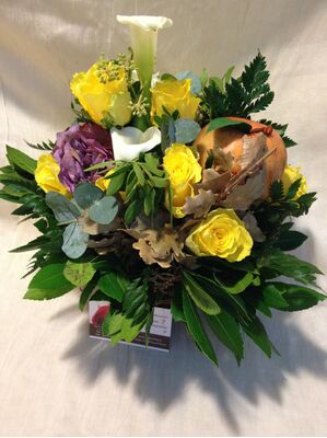 Φθινοπωρινή σύνθεση με λουλούδια & "Malus" σε μικρό καλάθι