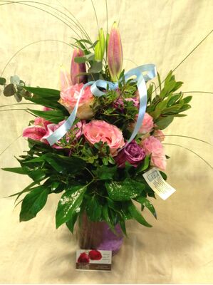 Ανθοδέσμη με λιλά λουλούδια σπεσιαλ  σε βαζο