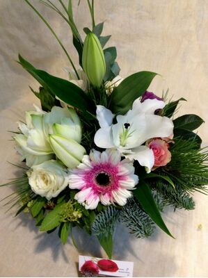 Spring colored flowers in basket. Pink Spring !!!