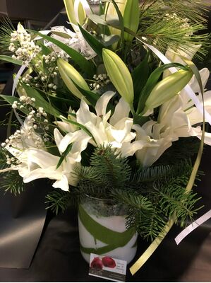 Pebbles "Oasis Moss" or "Colored Sand" decoration in glass vase with oriental lillies