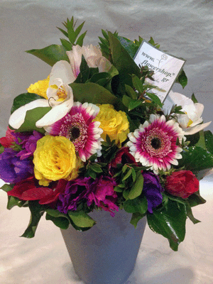 Ανοιξιάτικο μπουκέτο με πολύχρωμα λουλούδια