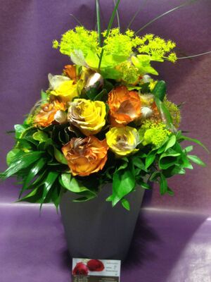 Μπουκέτο με λουλούδια και πασχαλινή διακόσμηση