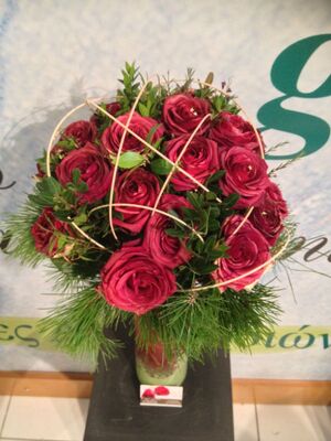 Design μπουκέτο  με (21) κόκκινα τριαντάφυλλα + Βάζο + Διακοσμητικό Ζελέ !!!