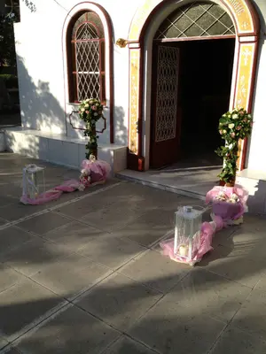 Διακόσμηση εκκλησίας με δίδυμες συνθέσεις από λουλούδια σε "Μπάλες" + Φανάρια