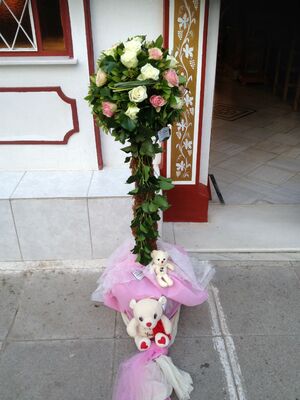 Διακόσμηση εκκλησίας με δίδυμες συνθέσεις από λουλούδια σε "Μπάλες" + Φανάρια