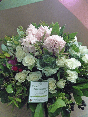 Ανοιξιάτικο καλάθι με λουλούδια εποχής